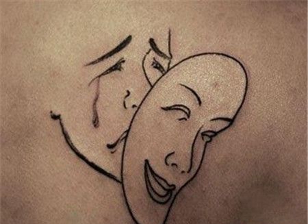 胸口掩藏在笑脸下的哭脸纹身
