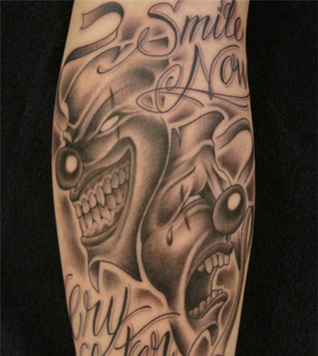 腿部小丑哭脸笑脸黑灰色纹身