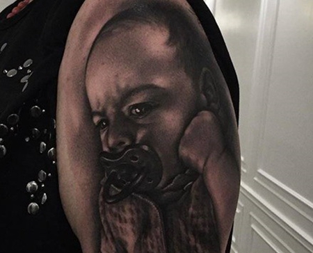 大臂黑色婴儿奶嘴纹身图案