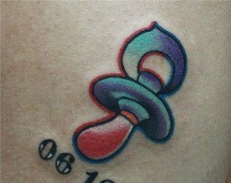 夫妻大腿奶嘴与宝宝生日纹身