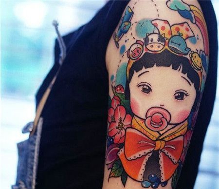 可爱的女宝含着奶嘴纹身图案