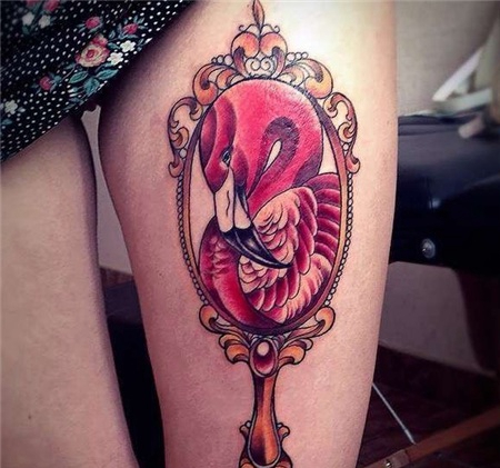 大腿镜子中的火烈鸟纹身图案