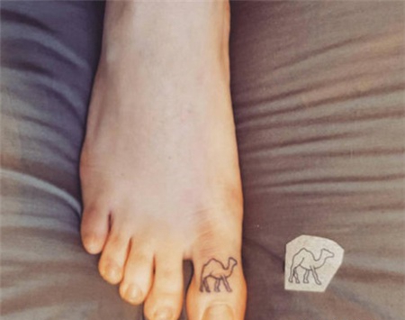 脚拇指骆驼线条纹身图案