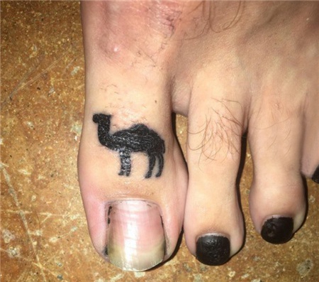 脚趾黑色骆驼纹身图案