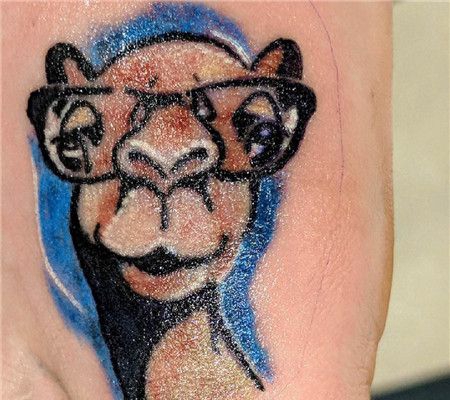 大臂上骆驼头特写纹身图案