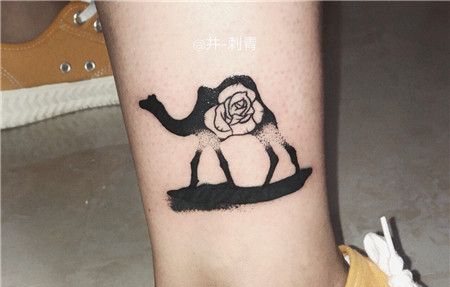脚腕骆驼玫瑰花创意纹身