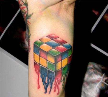 大臂彩色三阶魔方纹身图案