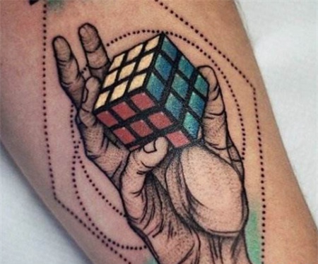 逼真的手掌和魔方纹身图案
