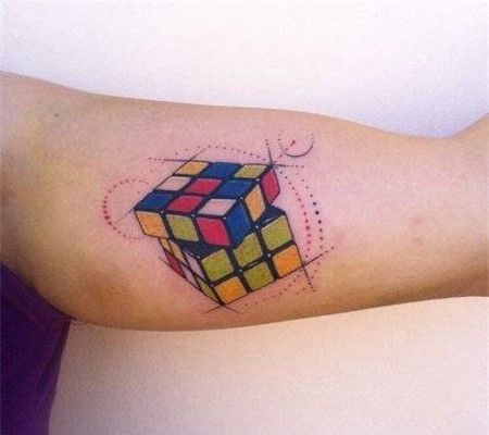 手臂旋转的三阶魔方纹身