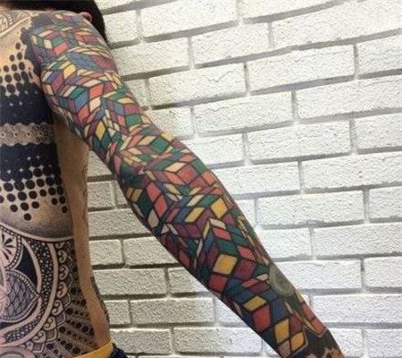 彩色三阶魔方花臂纹身