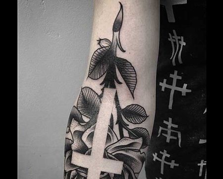 简约 小臂外侧 十字架 玫瑰花