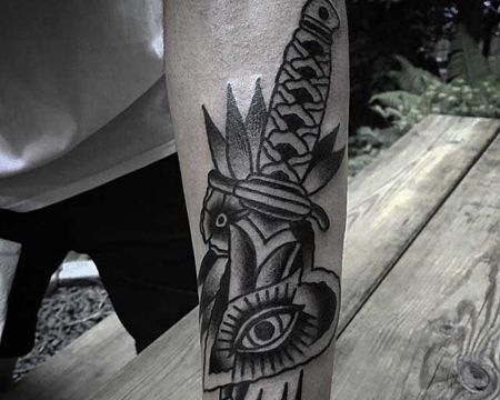 Old school  小臂外侧 眼睛 匕首