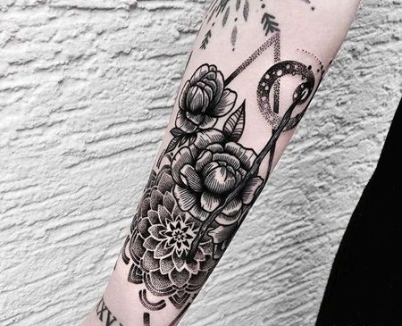 黑灰 点刺 小臂内侧 花朵