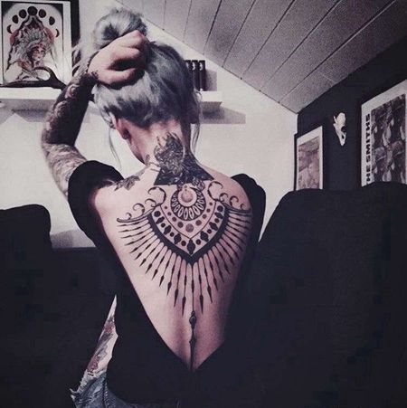 黑灰 背部 图腾