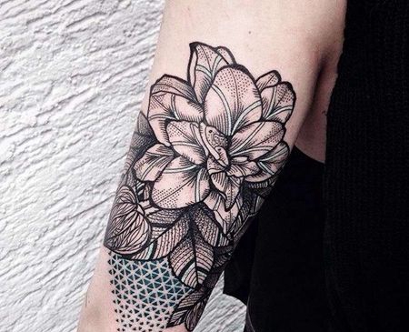 大臂后侧点刺线条花卉纹身图案