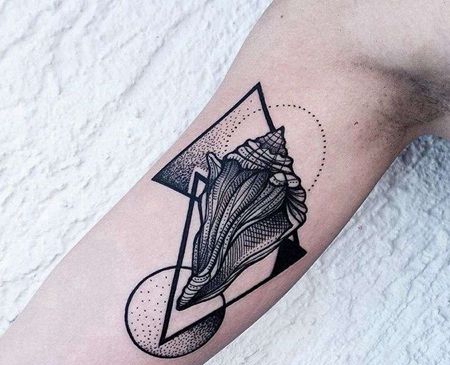 大臂几何点刺海螺纹身图案