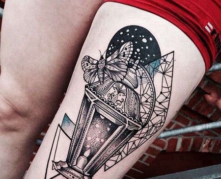 大腿几何点刺蝴蝶手提灯纹身图案