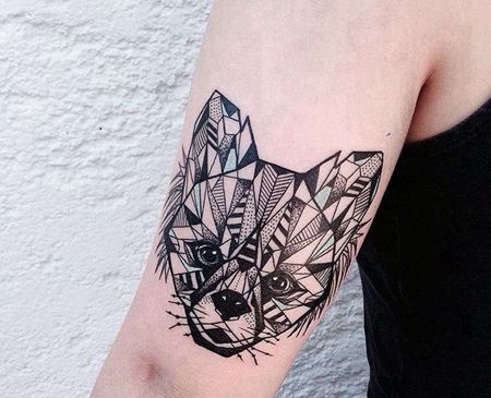 大臂几何小动物头像纹身图案