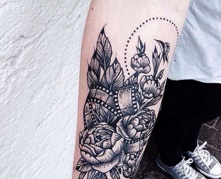 小臂点刺线条花卉纹身图案