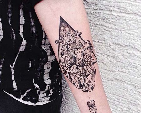 大臂点刺几何线条心脏纹身图案