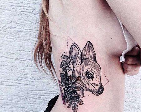 侧腰线条梅花鹿纹身图案