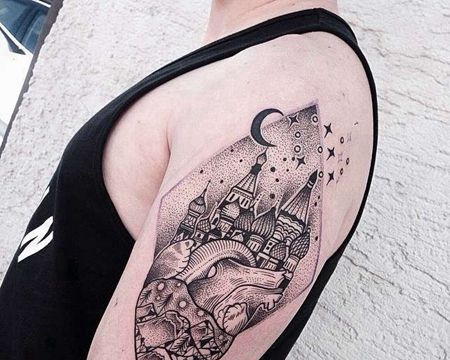 大臂外侧几何心脏纹身图案