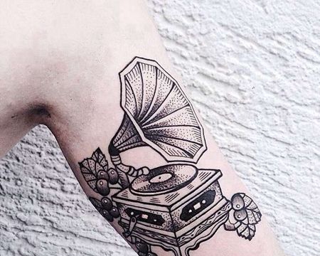 大臂内侧线条点刺留声机纹身图案