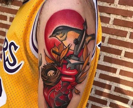 New School大臂心脏匕首鸟纹身图案