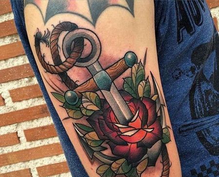 New School大臂玫瑰匕首纹身图案
