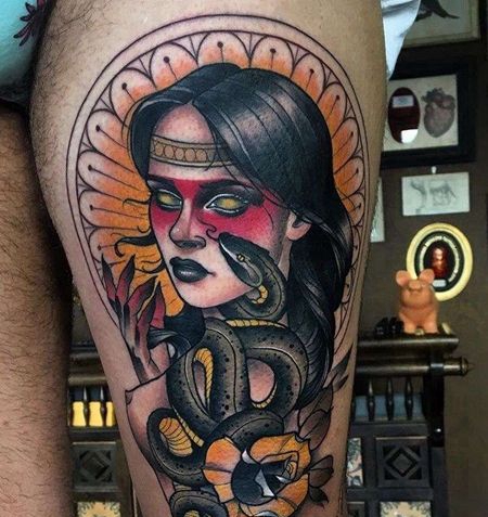 New School大臂人像蛇玫瑰纹身图案