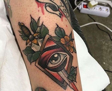 New School小臂眼睛匕首纹身图案