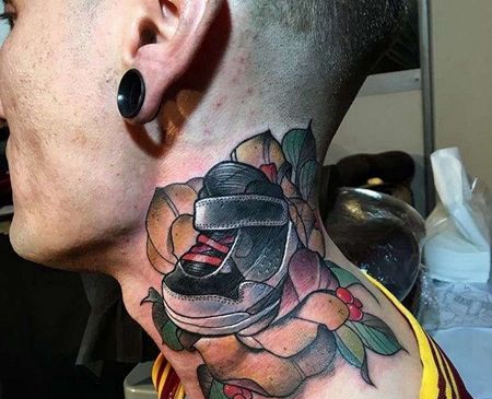 New School脖子花卉鞋子纹身图案