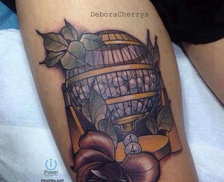 New School大腿笼子玫瑰纹身图案