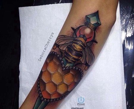 New School小臂蜜蜂匕首纹身图案