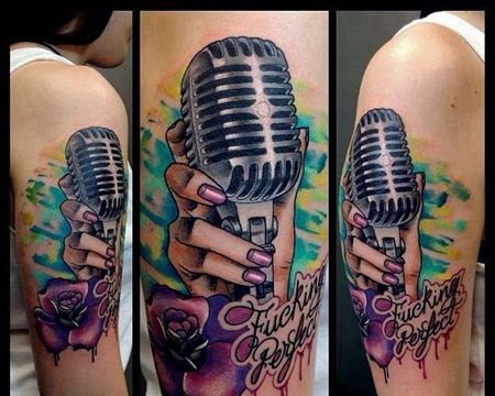 New School大臂麦克风手纹身图案
