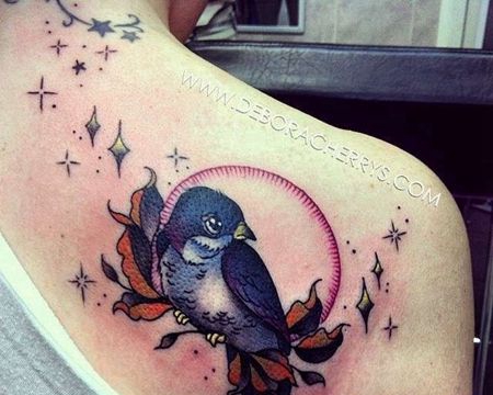 New School后肩鸟纹身图案
