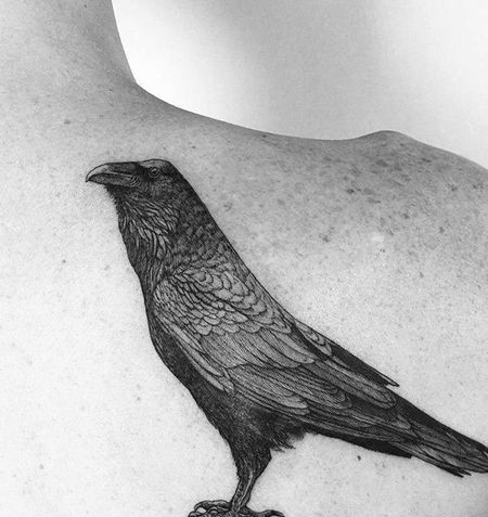 点线后肩乌鸦纹身图案