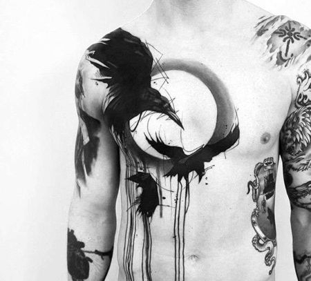 泼墨胸前乌鸦纹身图案