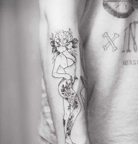 线条小臂人像花卉纹身图案