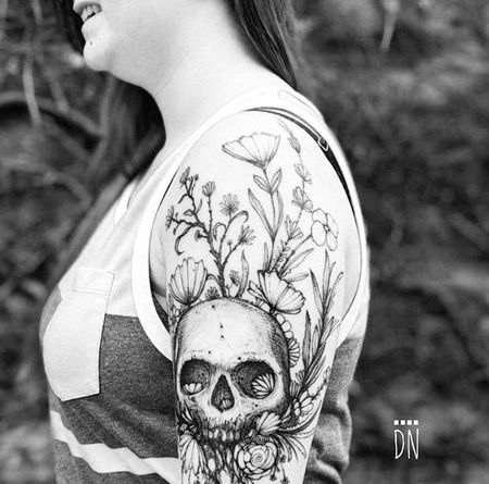 线条大臂骷髅花卉纹身图案