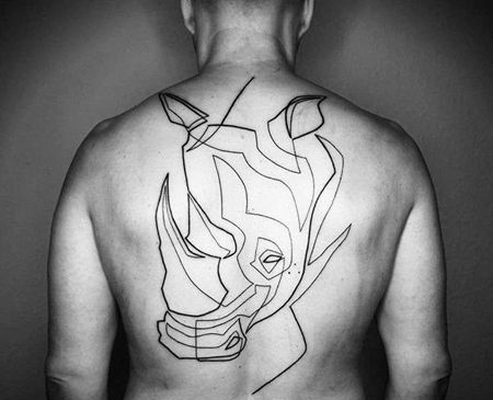 线条后背犀牛纹身图案