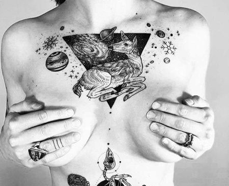 点刺线条胸前鹿星球纹身图案