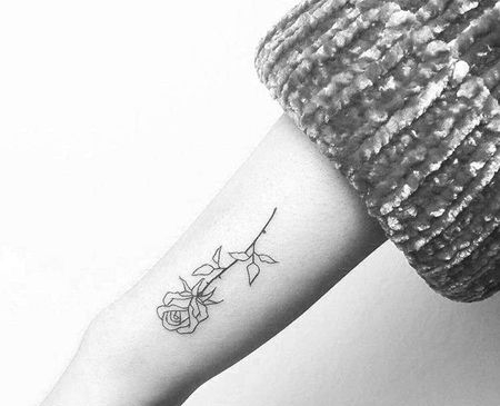小清新线条手腕玫瑰纹身图案