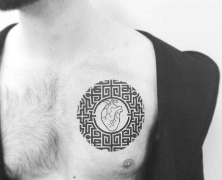 线条图腾胸前心脏纹身图案