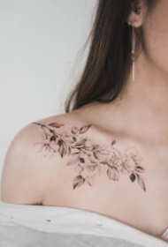 黑灰色调颜色比较素雅的女生纹身