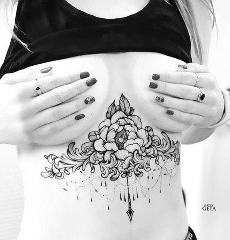 点线线条胸下花卉纹身图案