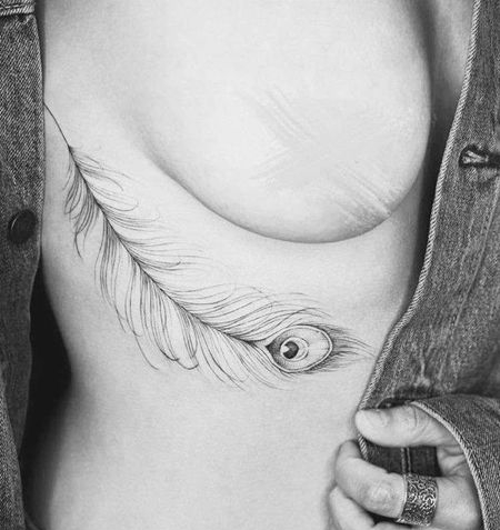 线条胸下羽毛纹身图案