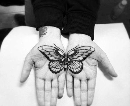 线条手心蝴蝶纹身图案