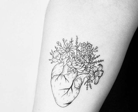 点刺线条大臂心脏花卉纹身图案