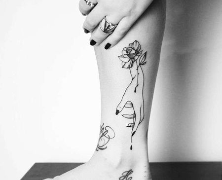 线条小腿手玫瑰纹身图案